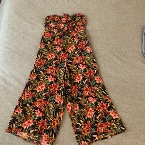Sleeveless romper. Floral print. American Eagle. Medium.